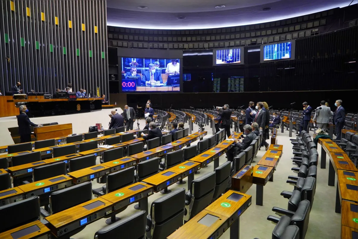 Caso avance e seja sancionado pelo presidente Jair Bolsonaro (sem partido), o projeto vai alterar a Lei Pelé, que determina que uma emissora de televisão ou rádio, para transmitir um jogo de futebol, precisa ter contrato vigente com as duas equipes envolvidas na partida