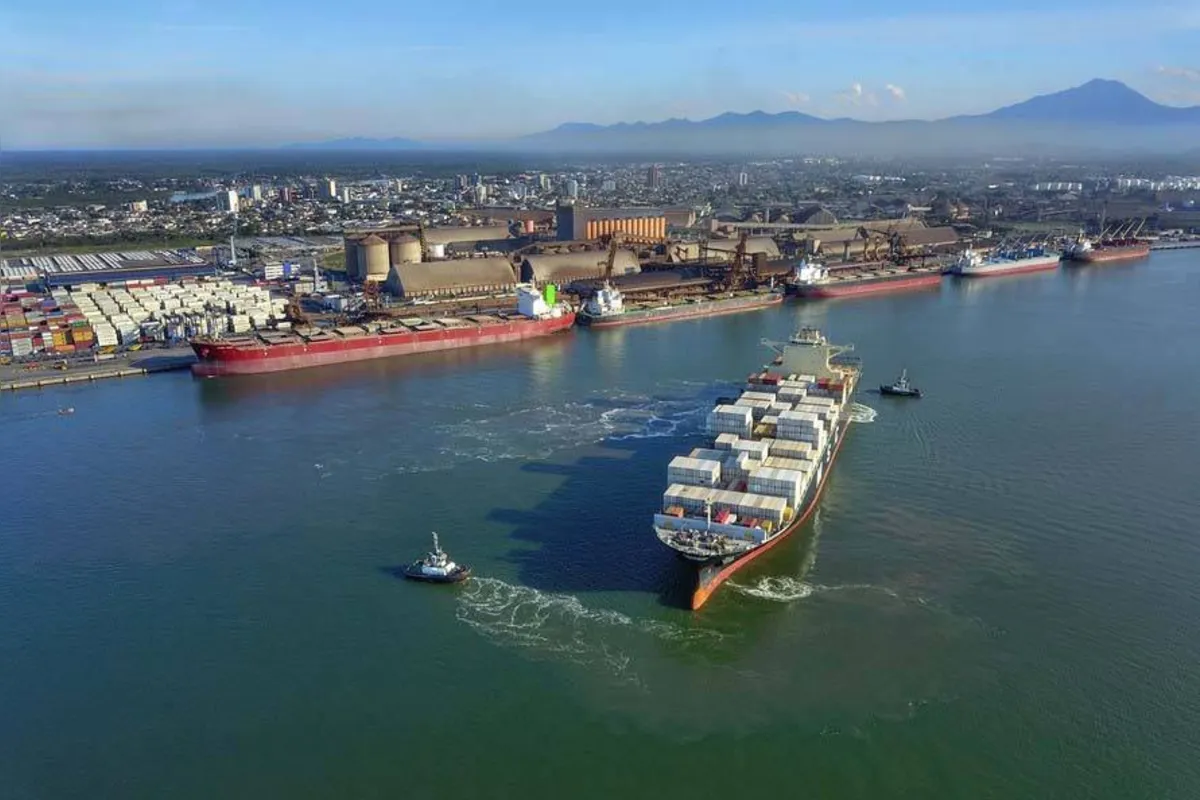 Imagem ilustrativa da imagem Casos de Covid obrigam 3 navios a ficarem em quarentena no Porto de Paranaguá