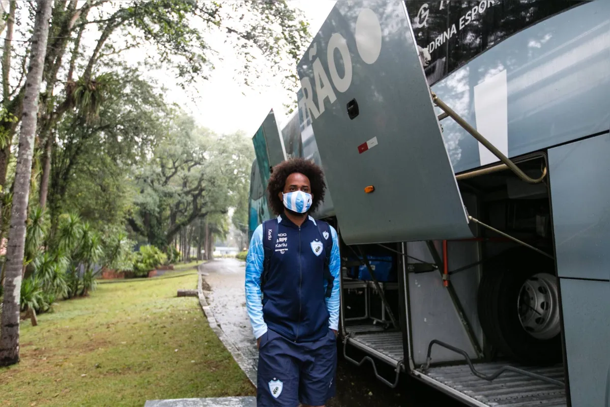 Celsinho embarcou na tarde desta sexta-feira para Goiânia e participará do seu primeiro jogo na série B