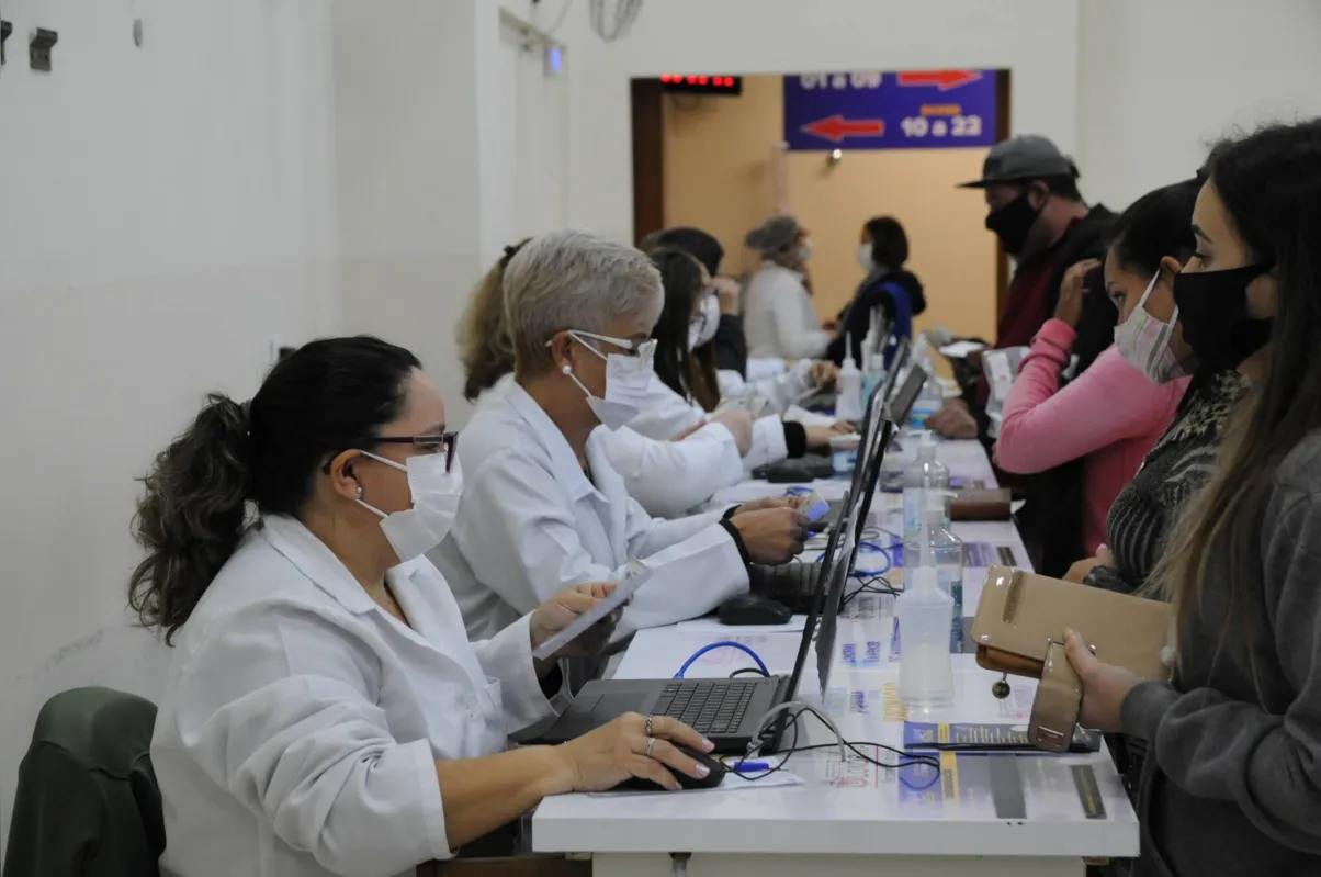 Ambiente no centro de imunização é dominado por mulheres