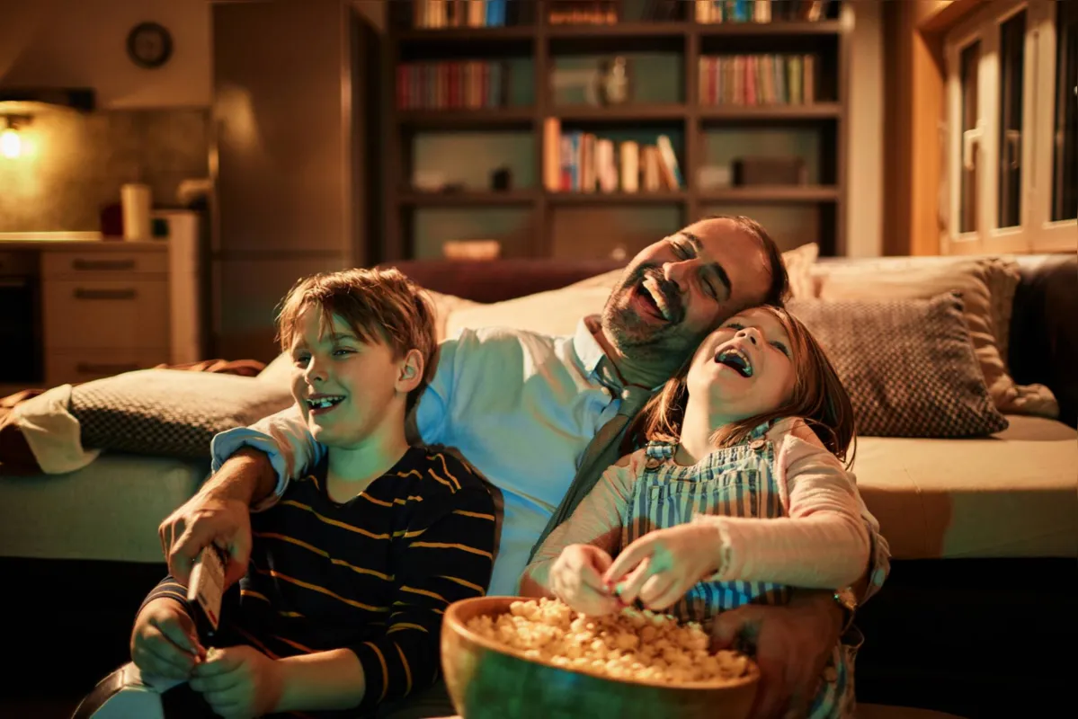 Com um pai brincalhão ou aventureiro, a data é propícia  para ver filmes em família, guardando boas lembranças do compartilhamento