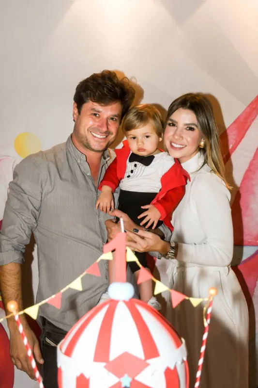 O aniversariante com os tios, Fernando Farah e Fernanda Nabhan Farah