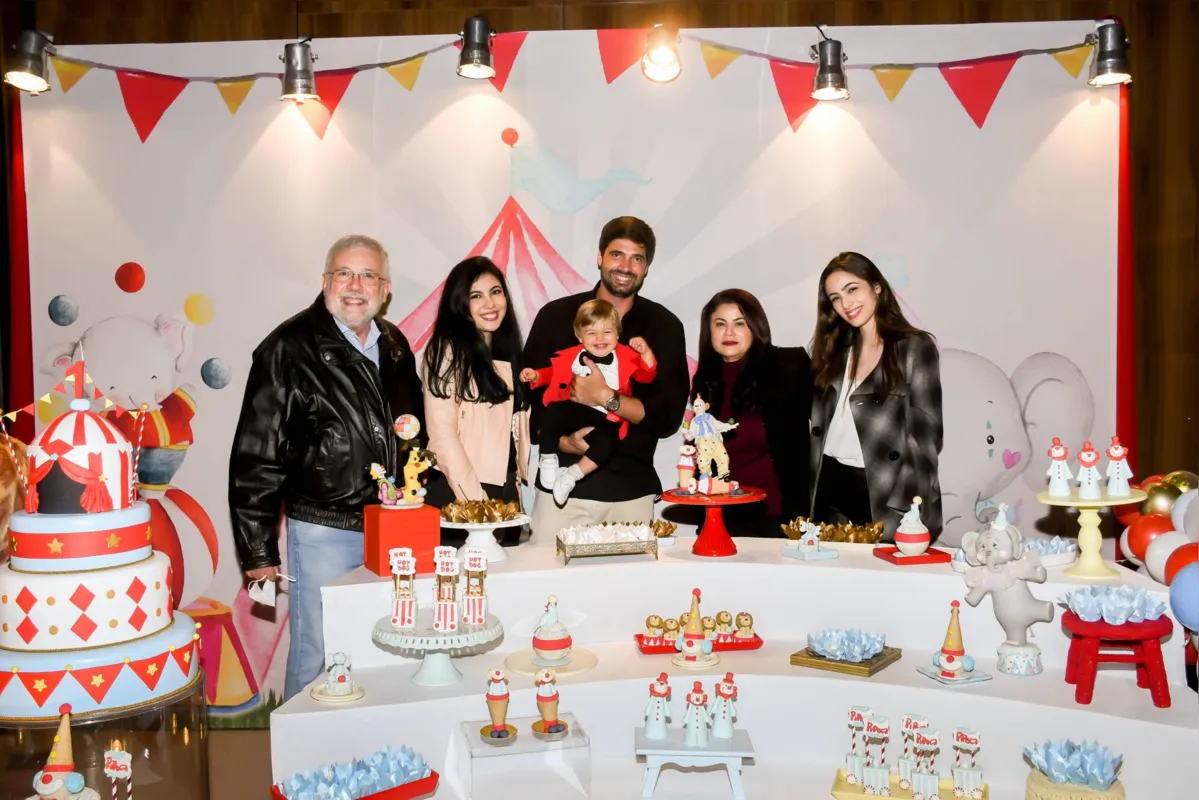 Pietro com a família do pai: Erisson, Nicole, Leonardo, Ellen e Giovana Luduvice