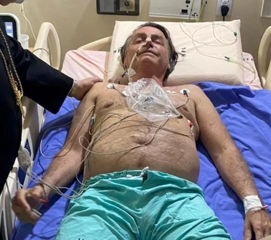 Imagem ilustrativa da imagem Com obstrução intestinal, Bolsonaro será transferido a São Paulo para possível cirurgia de emergência