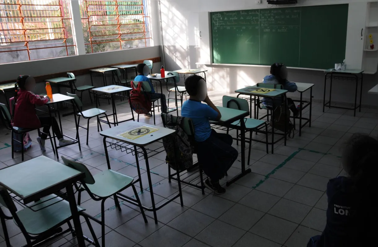 Devido à pandemia, alunos permaneceram muito tempo com aulas remotas e agora estão retornando às atividades presenciais