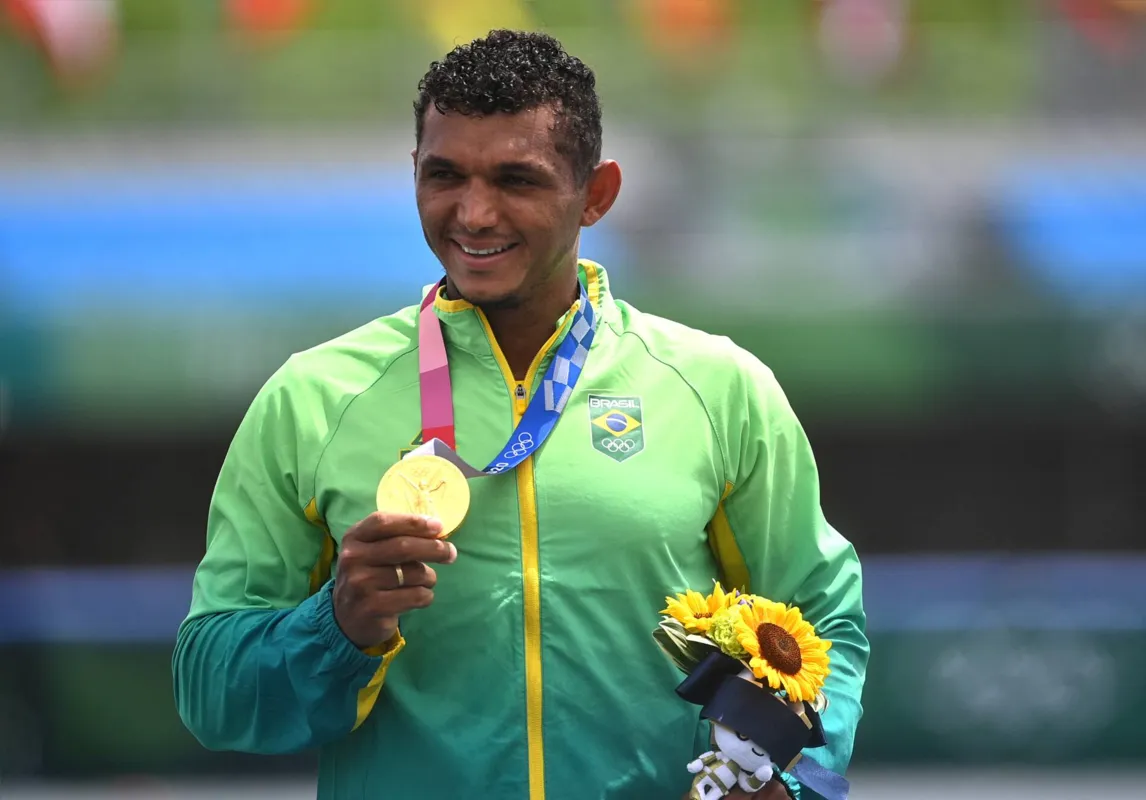 Imagem ilustrativa da imagem Conheça o canoísta  Isaquias Queiroz, ganhador de quatro medalhas