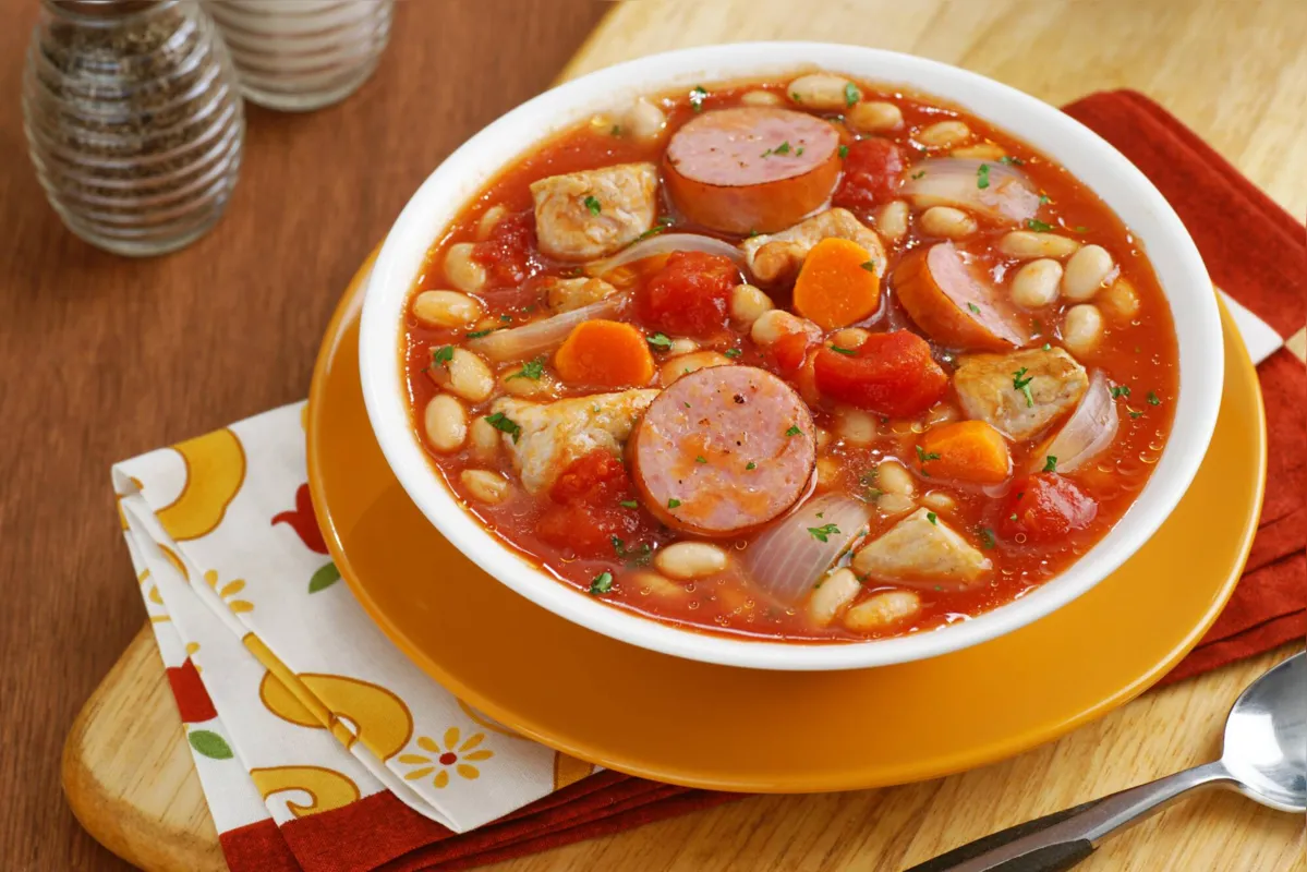 Cassoulet: a receita francesa que lembra a feijoada é ideal para os dias frios