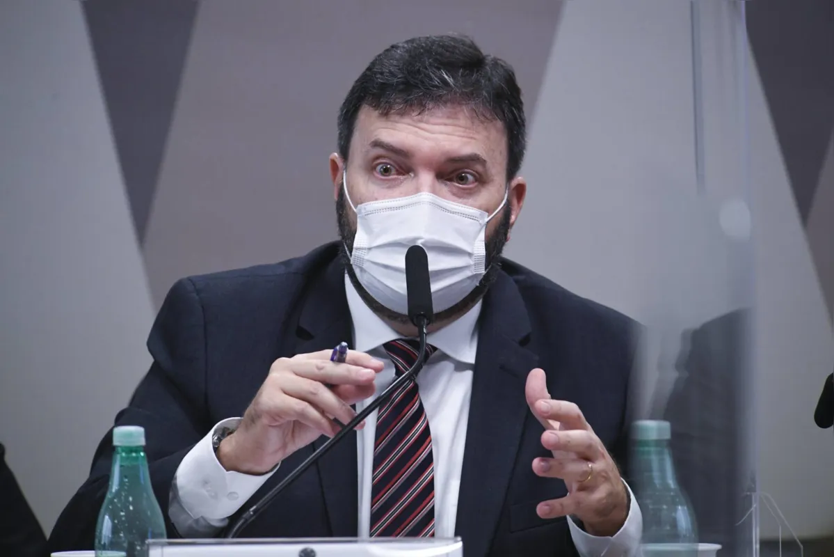 Imagem ilustrativa da imagem Coronel mostra áudios com negociação de vacina privada, e senadores apontam atividade ilegal