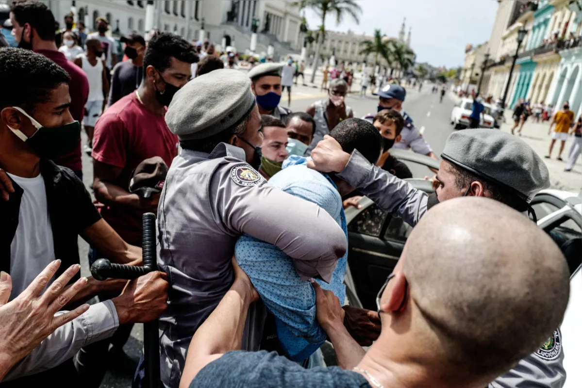 Protestos diários têm ocorrido em Cuba devido à falta de alimentos e  de vacinas contra a Covid-19