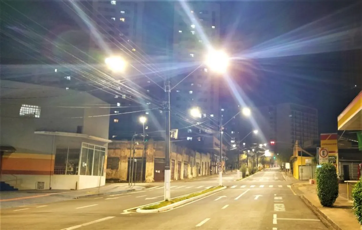 Imagem ilustrativa da imagem Da escuridão para a luz: Celso Garcia Cid recebe lâmpadas de LED