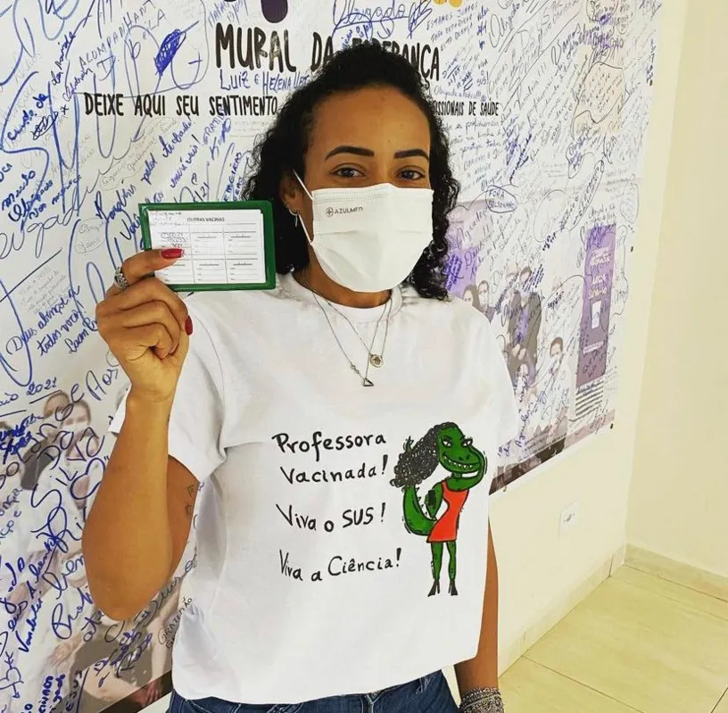 A professora Daniela Gomes enxerga o papel fundamental em demonstrar confiança na ciência e esclarecer 'fake news' sobre a vacina