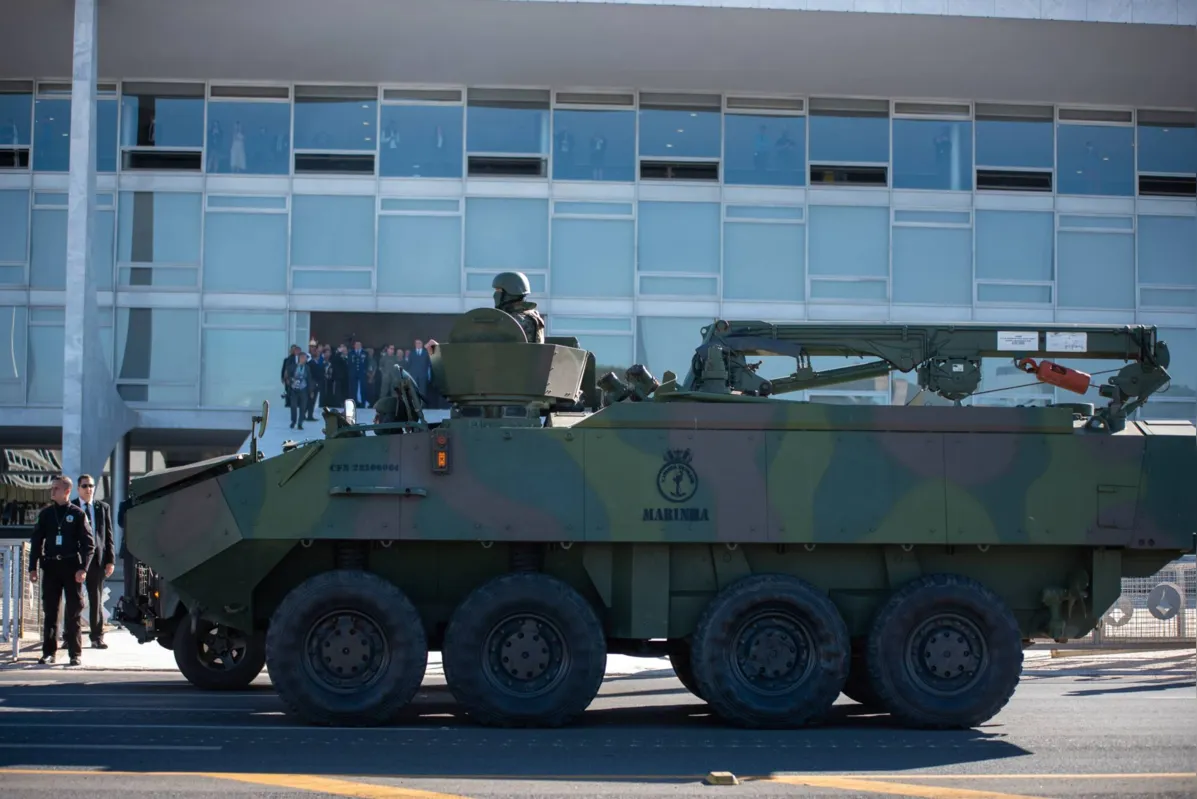 Imagem ilustrativa da imagem Desfile militar em dia do voto impresso dura 10 minutos e tem Bolsonaro no alto da rampa do Planalto