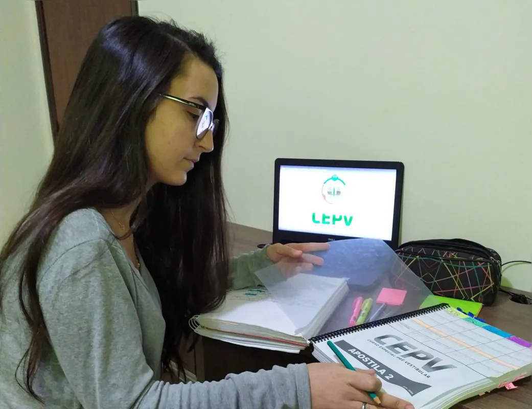  “Os professores dão muitas orientações e assim conseguimos ter uma noção melhor sobre o que a prova da UEL cobra", afirma Julia Marchiori de Oliveira, aprovada em administração