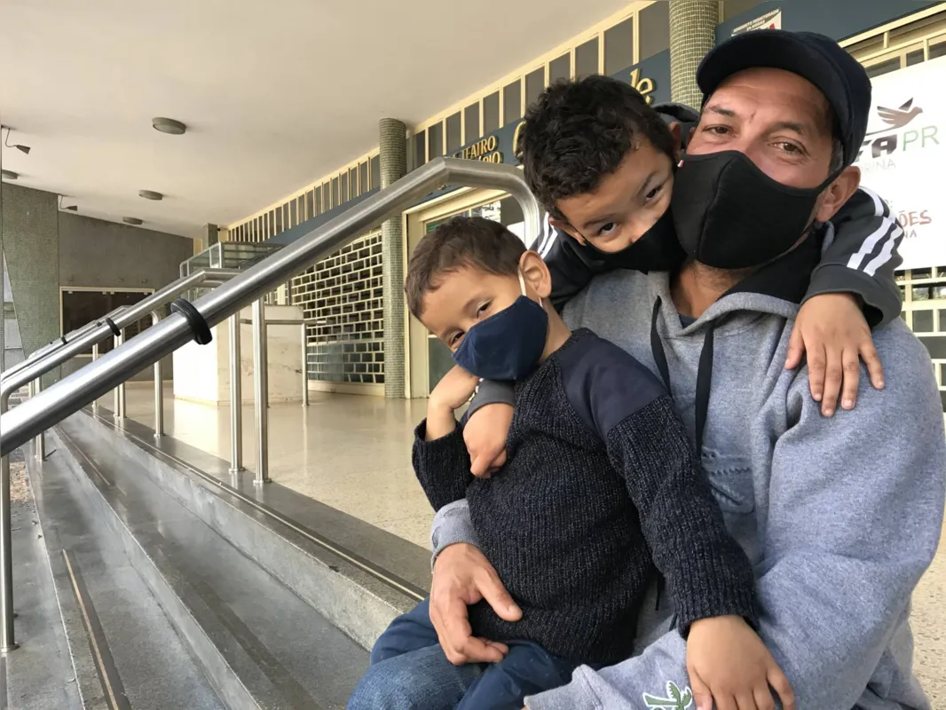 "Ser pai é maravilhoso, é um privilégio", diz Julio Cesar Firmino com os filhos Davi e Pietro.
