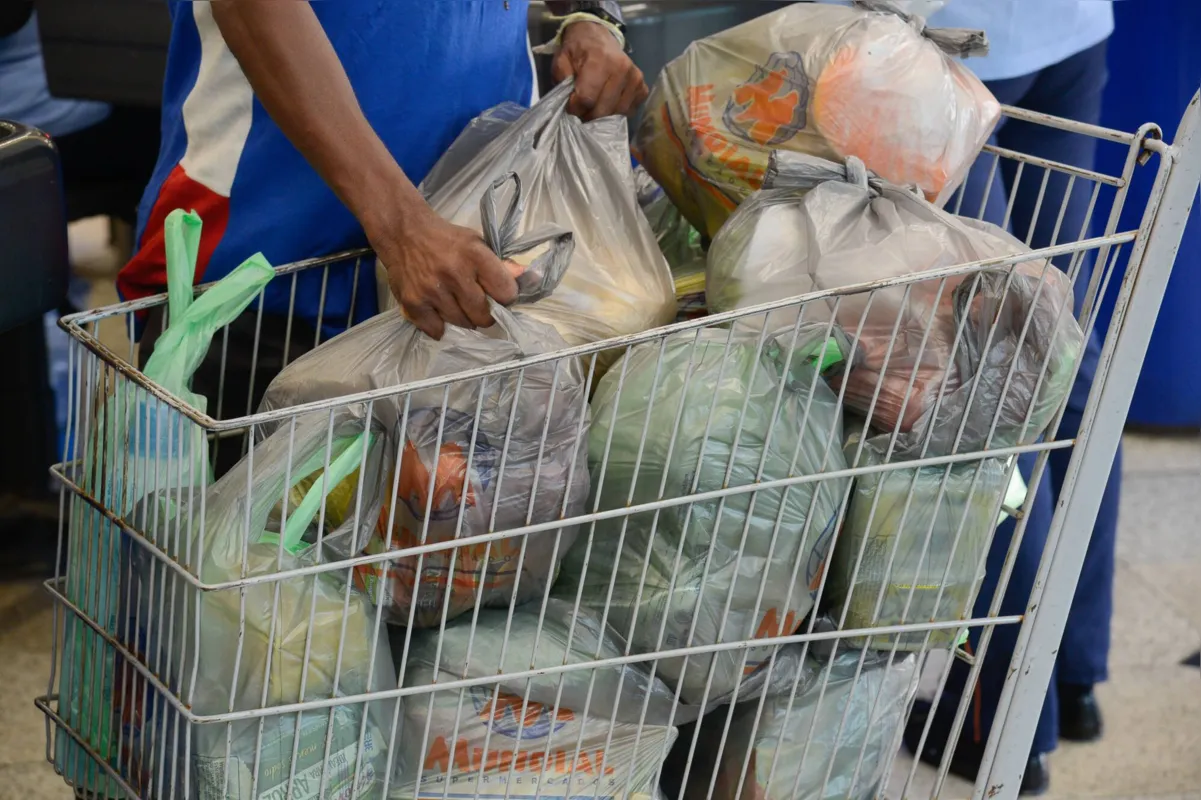 No mês de junho, a cesta básica mais cara do país era a de Florianópolis, onde o custo médio dos produtos que compõem a cesta chegavam a R$ 645,38