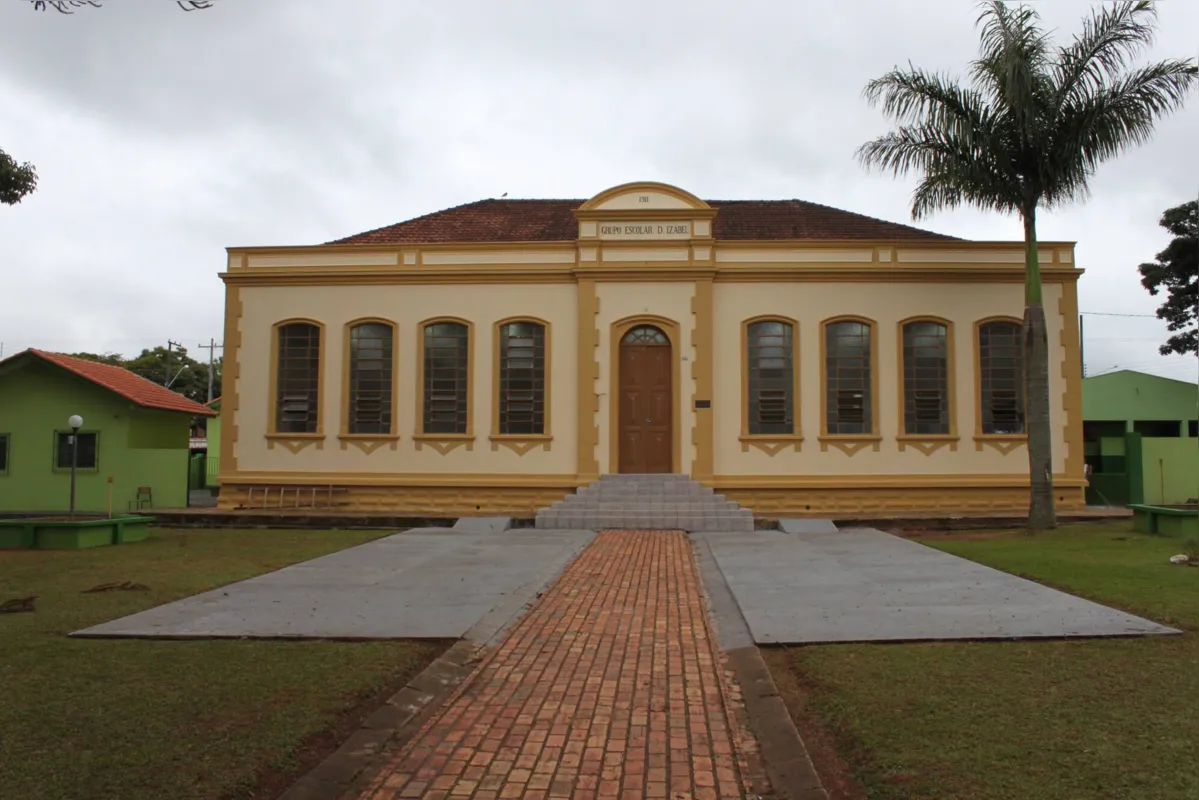 O Grupo Escolar Izabel Branco é uma das construções mais antigas da cidade; atualmente é utilizado pelo Cras