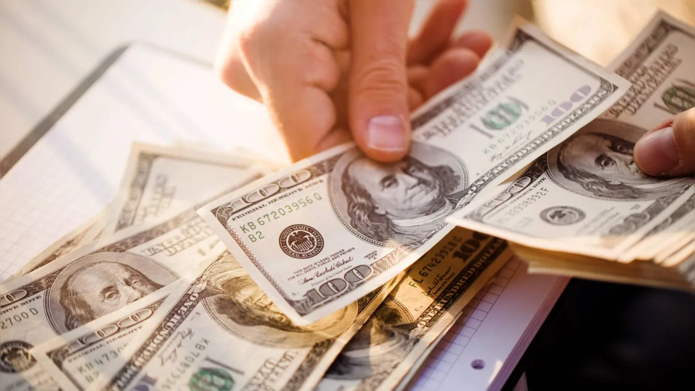 Imagem ilustrativa da imagem Dólar sobe para R$ 5,42 e fecha no maior nível desde maio