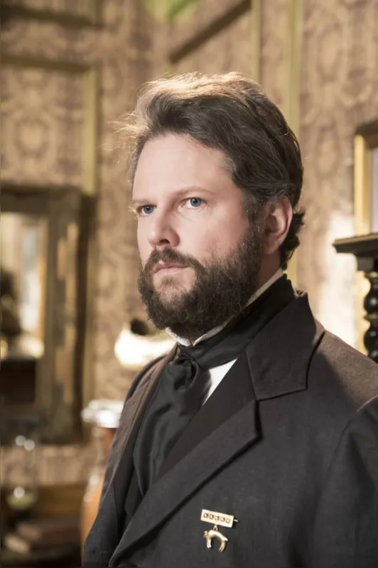Dom Pedro II ( Selton Mello) é retratado como um líder que persegue ideais para integrar a nação 