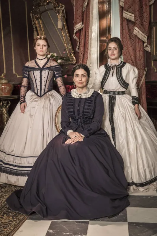 Isabel ( Giulia Gayoso ),  Teresa Cristina ( Letícia Sabatella ) e Leopoldina ( Bruna Griphao )