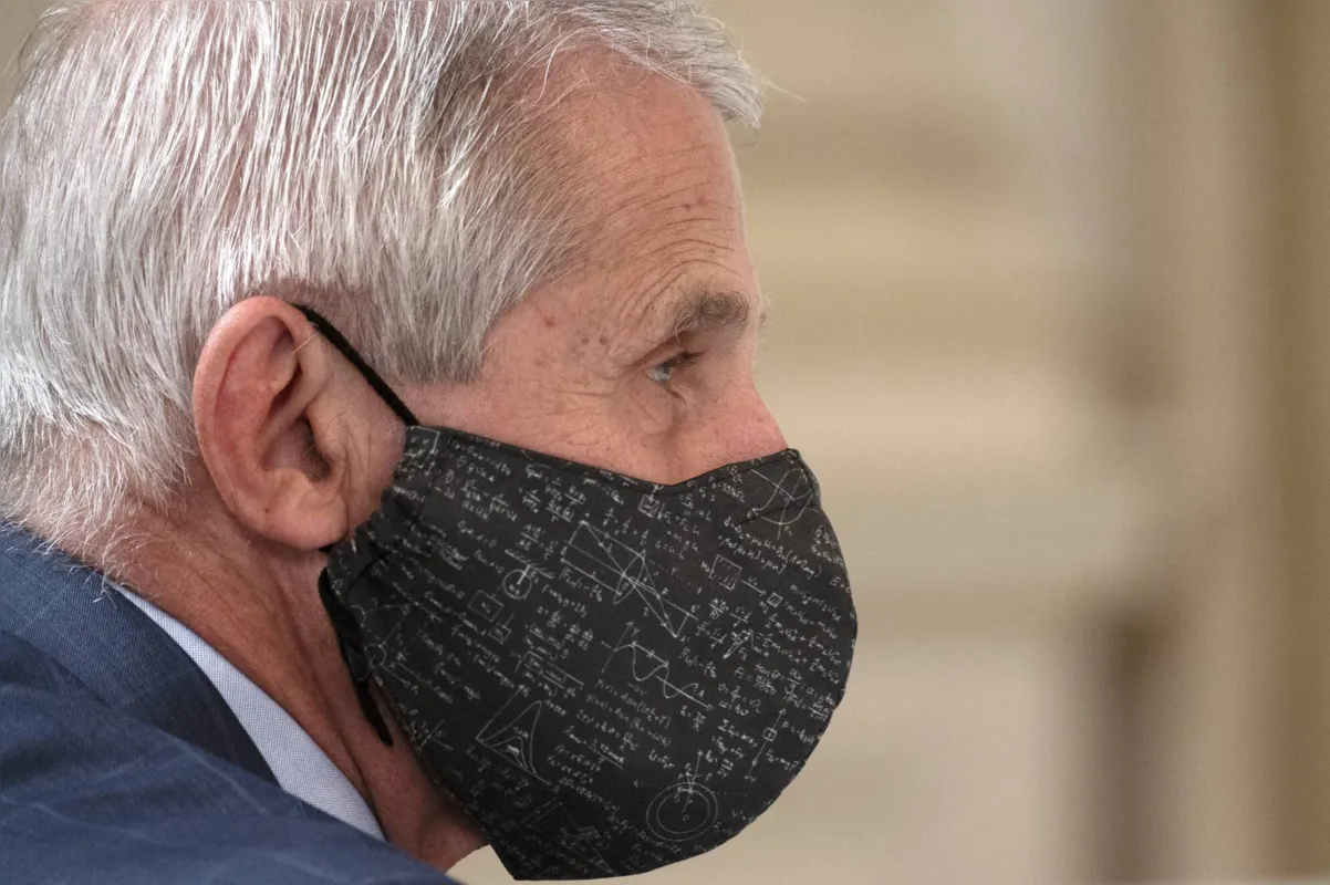 "Os níveis de anticorpos decaem com o tempo, e níveis mais altos de anticorpos podem ser necessários para a proteção contra a variante delta", disse Anthony Fauci