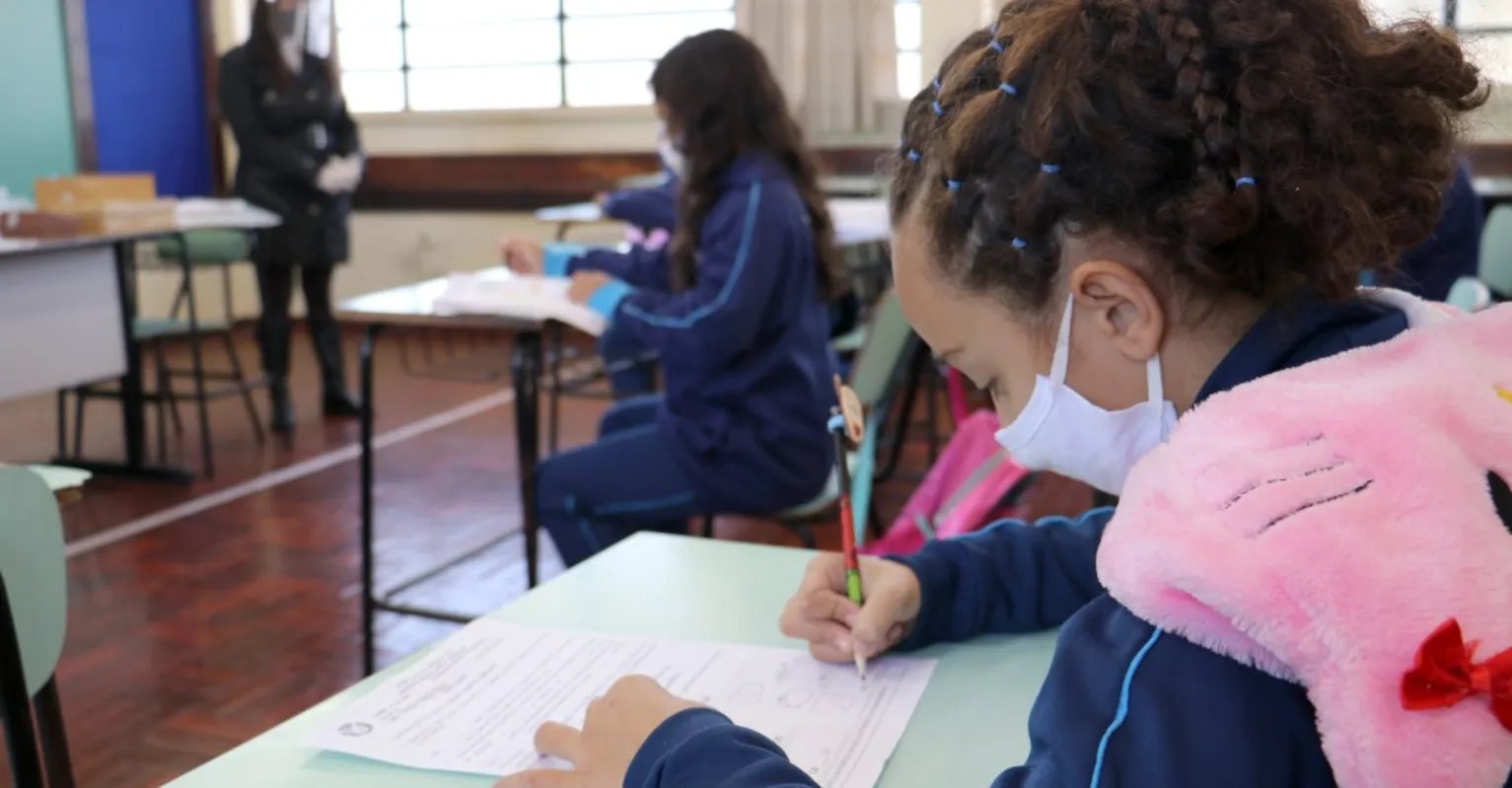 Atualmente, crianças estão sendo atendidas em grupos de até seis alunos nas escolas