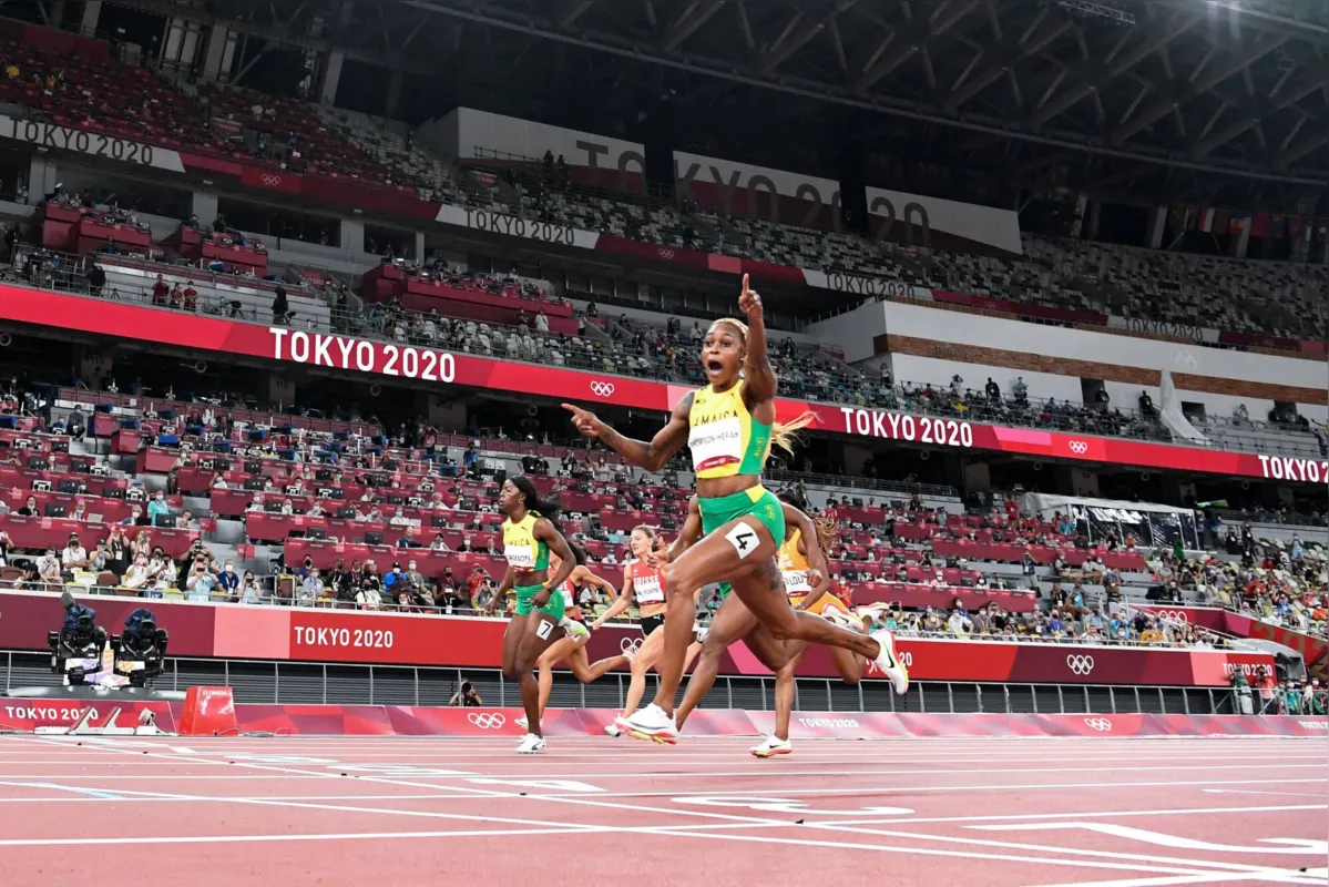 Imagem ilustrativa da imagem Elaine Thompson vence e quebra recorde olímpico dos 100 m rasos em Tóquio