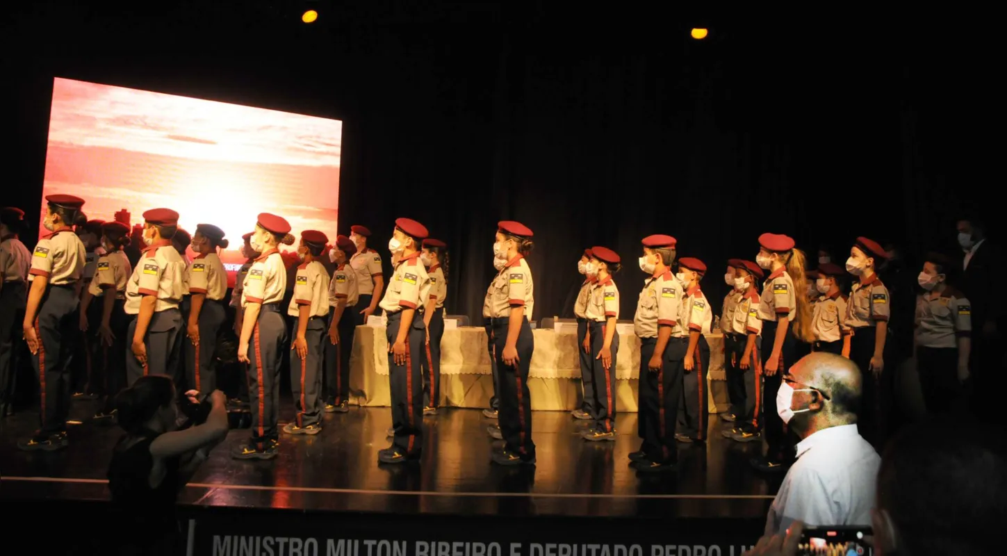 Execução do Hino Nacional com participação de alunos  de escola cívico-militar de Arapongas