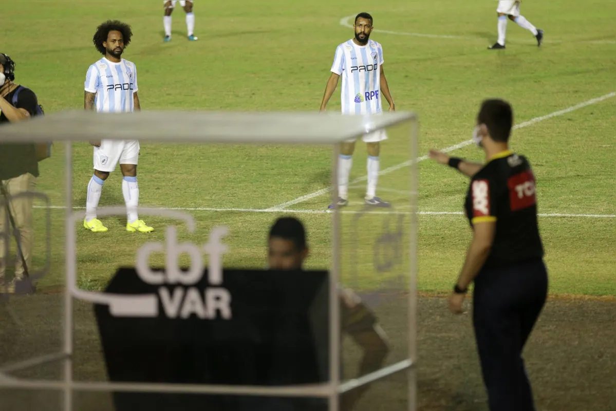 Imagem ilustrativa da imagem Em empate sem gols contra o Brasil, Tubarão deixa a zona do rebaixamento