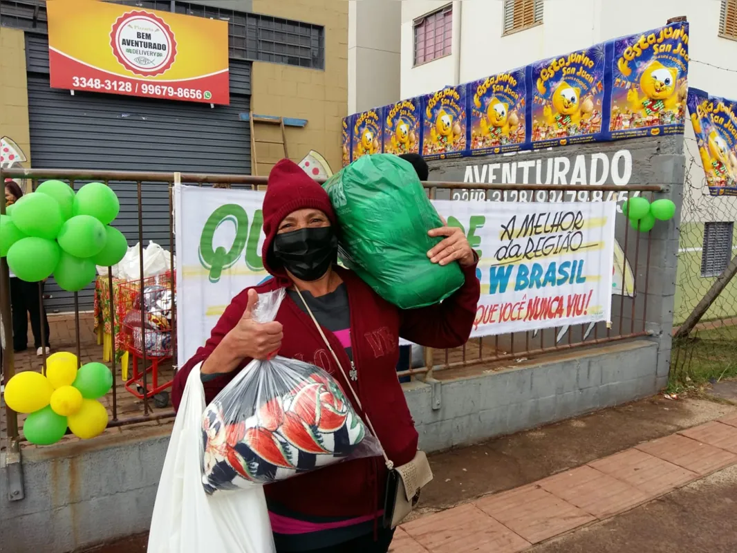 Moradora do Vista Bela recebe alimentos e cobertor: associação de bairro e ONG Centro d Apoio Coração Solidário realizaram campanha  