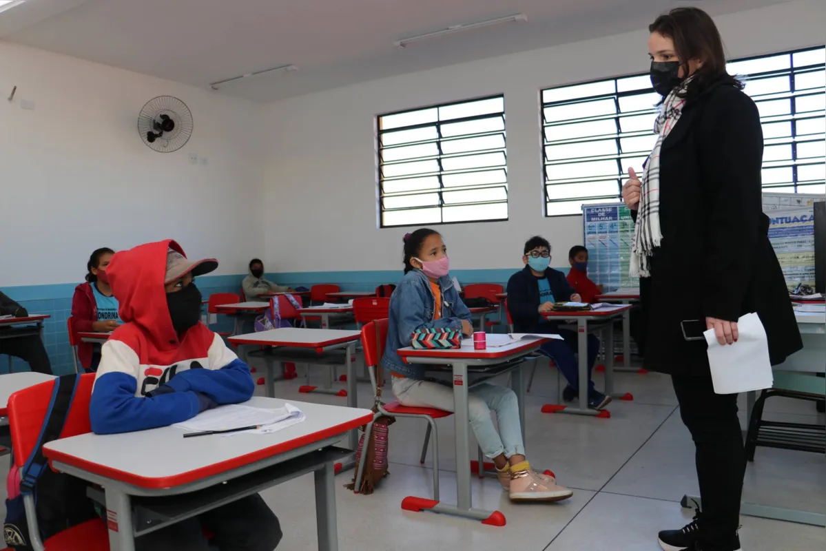 Alunos dos 4º e 5º anos do Ensino Fundamental e da EJA foram os primeiros a voltar às salas de aula 