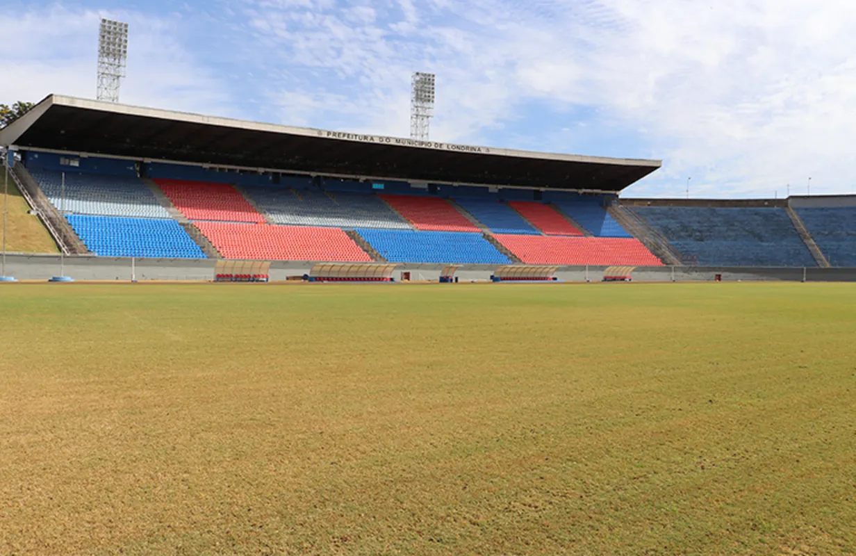 Compactação do gramado foi alvo de críticas do técnico do LEC,  Márcio Fernandes.