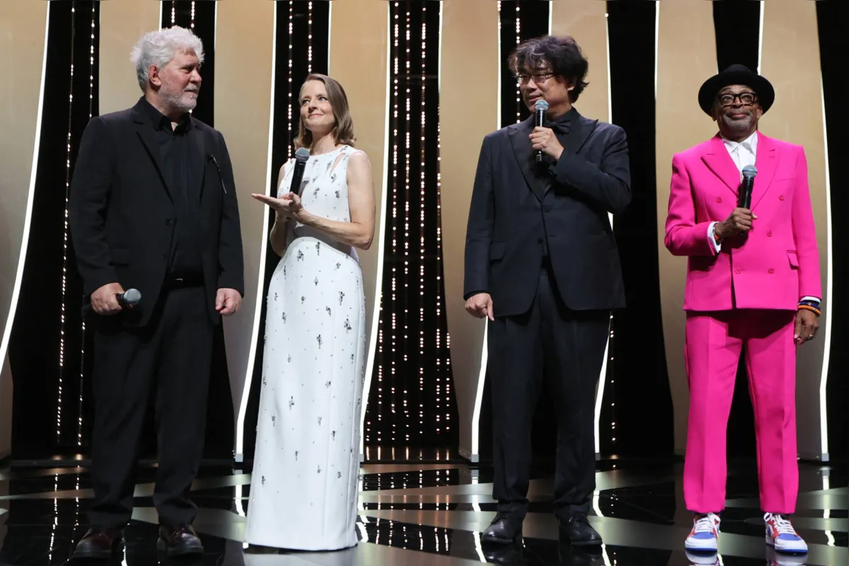 Pedro Almodóvar, a atriz Jodie Foster, o  cineasta sul-coreano Bong Joon-ho e Spike Lee, presidente do júri de Cannes na abertura do festival 