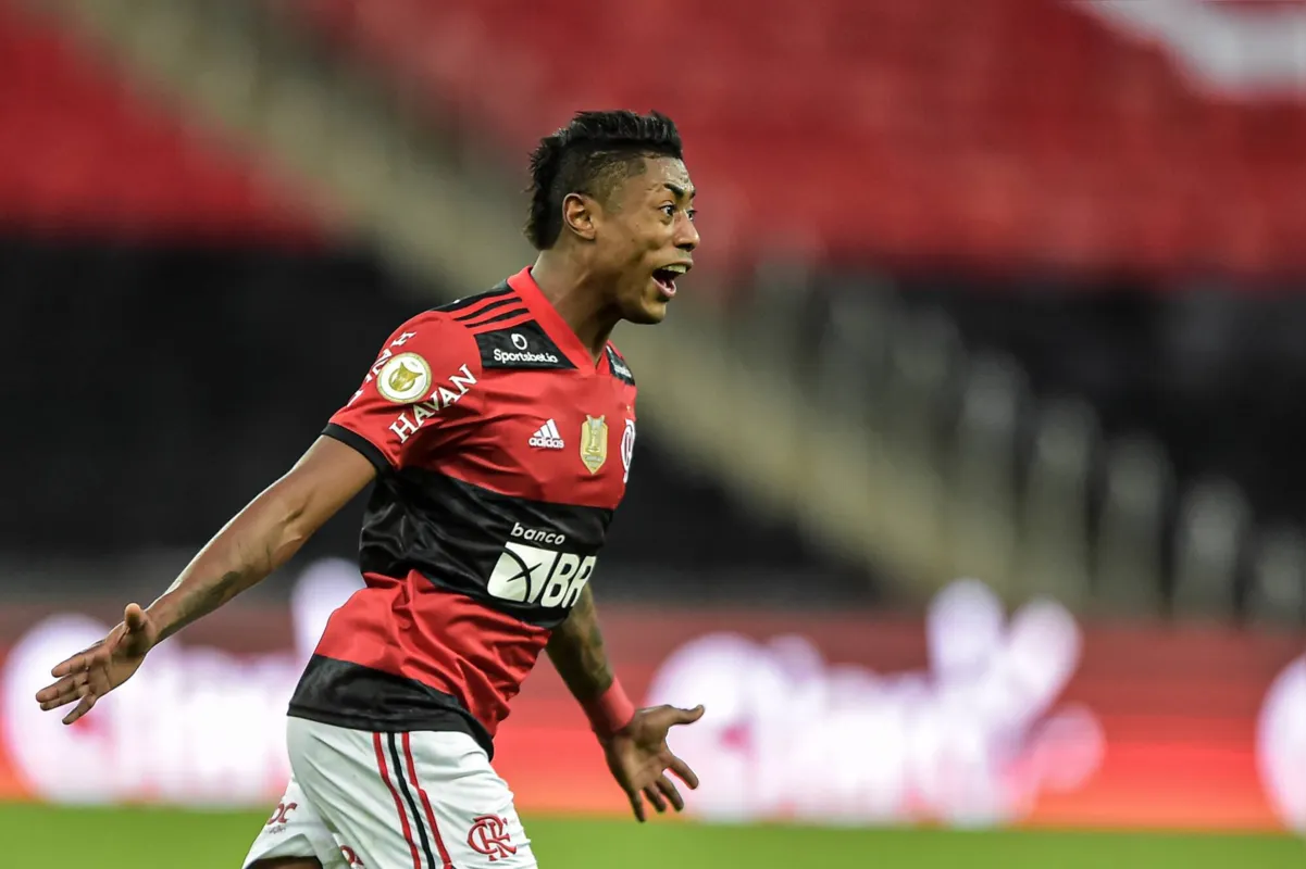 Imagem ilustrativa da imagem Flamengo marca cinco vezes em 23 minutos, vira jogo e goleia São Paulo