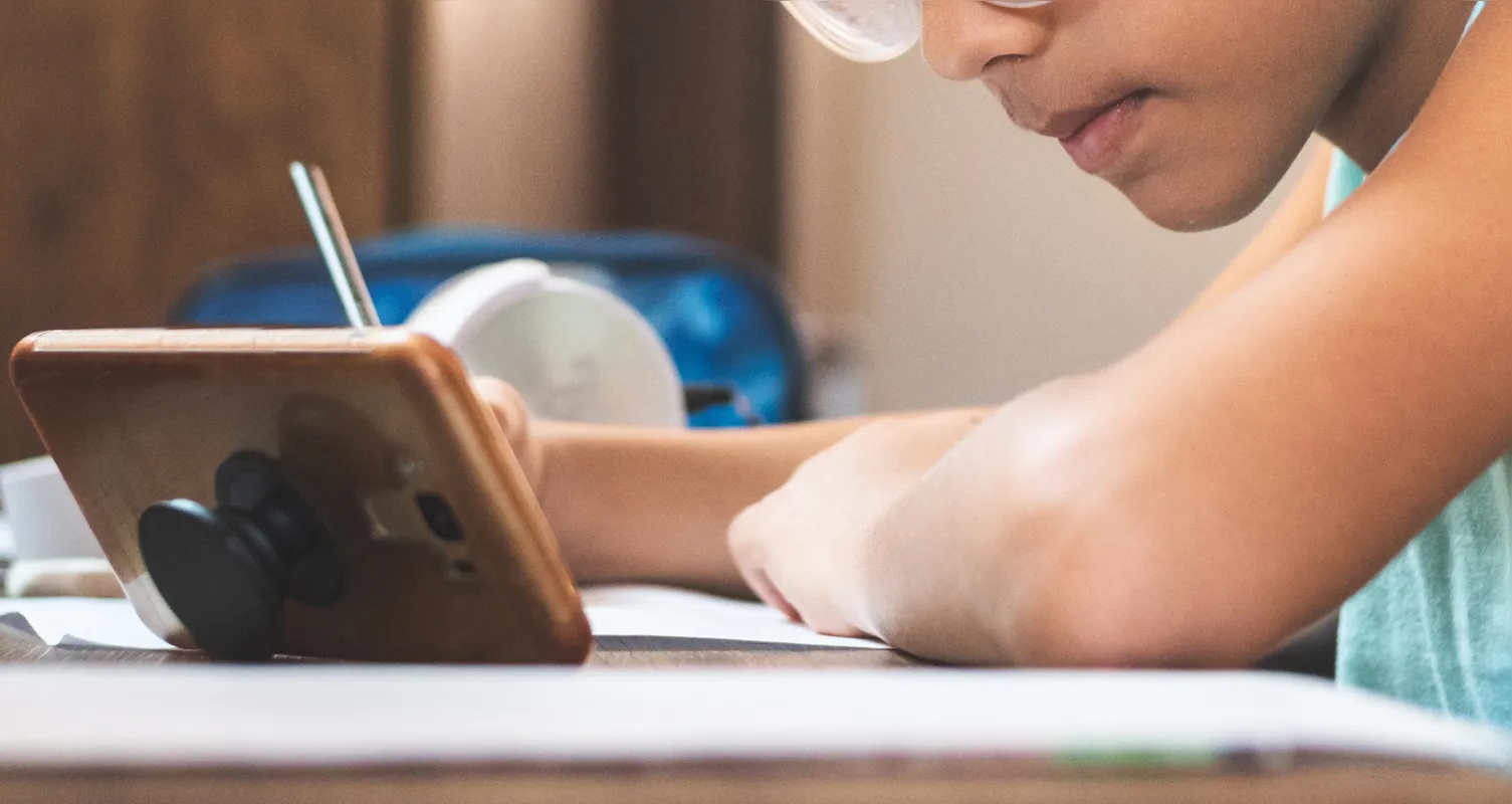 Imagem ilustrativa da imagem Governo briga na Justiça para não dar internet a alunos de escola pública