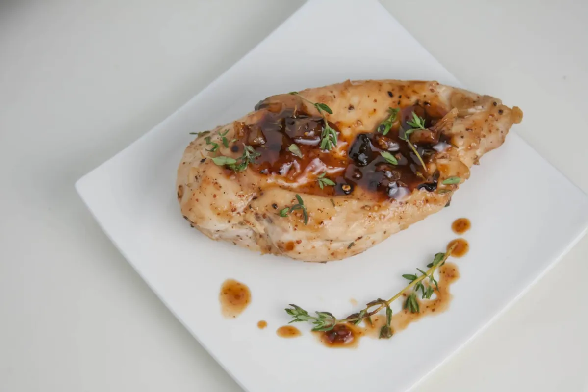 Na grelha, com molhos diferentes, o frango ganha outro sabor