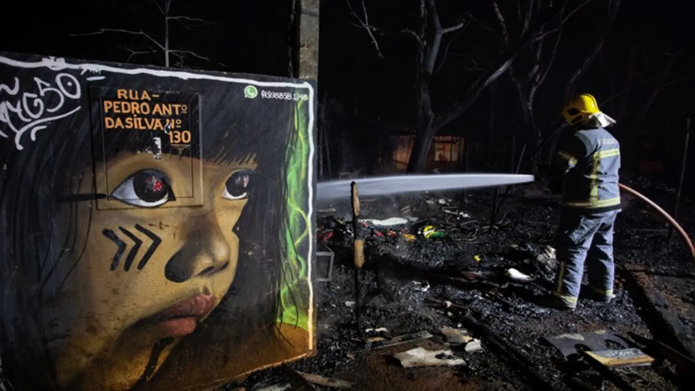 Imagem ilustrativa da imagem Incêndio destrói moradias no Centro Cultural Kaingang, em Londrina