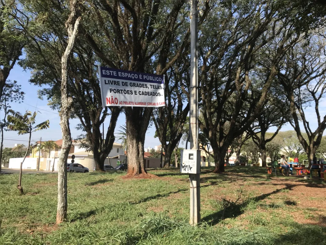 Imagem ilustrativa da imagem Instalação de alambrado em praça de Londrina vira alvo de discussão