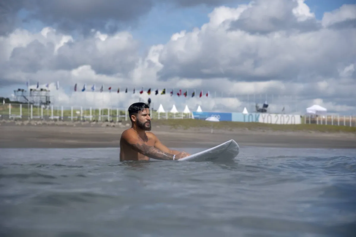 Imagem ilustrativa da imagem Ítalo Ferreira começou surfando com uma tampa de isopor