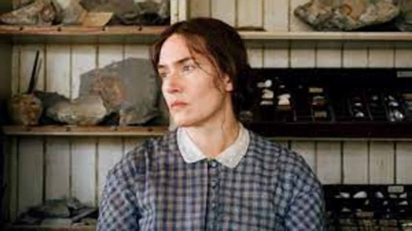 Kate Winslet vive o papel de uma paleontóloga pobre numa época em que as mulheres não tinham acesso ao trabalho científico