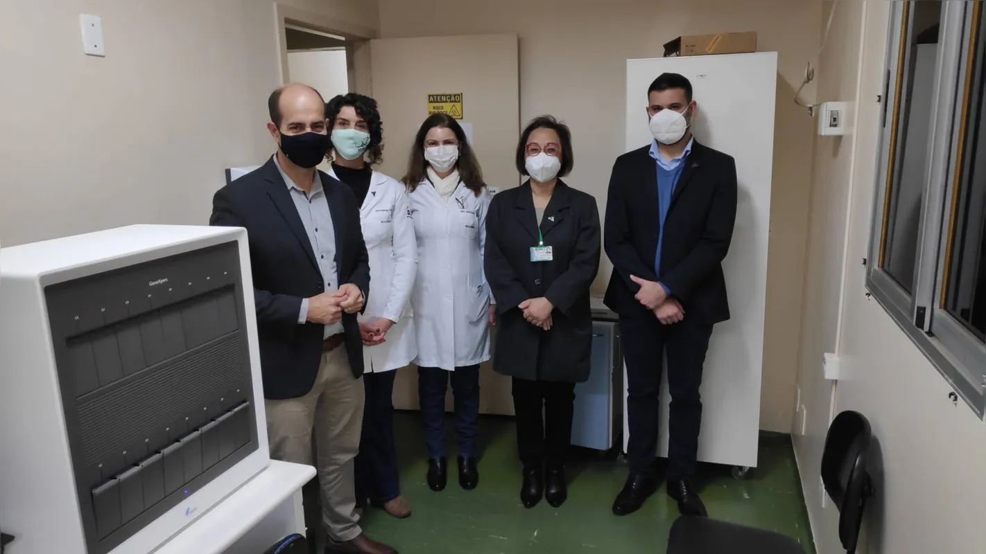 São realizados cerca de 130 testes por mês, com resultados prontos em três horas .
