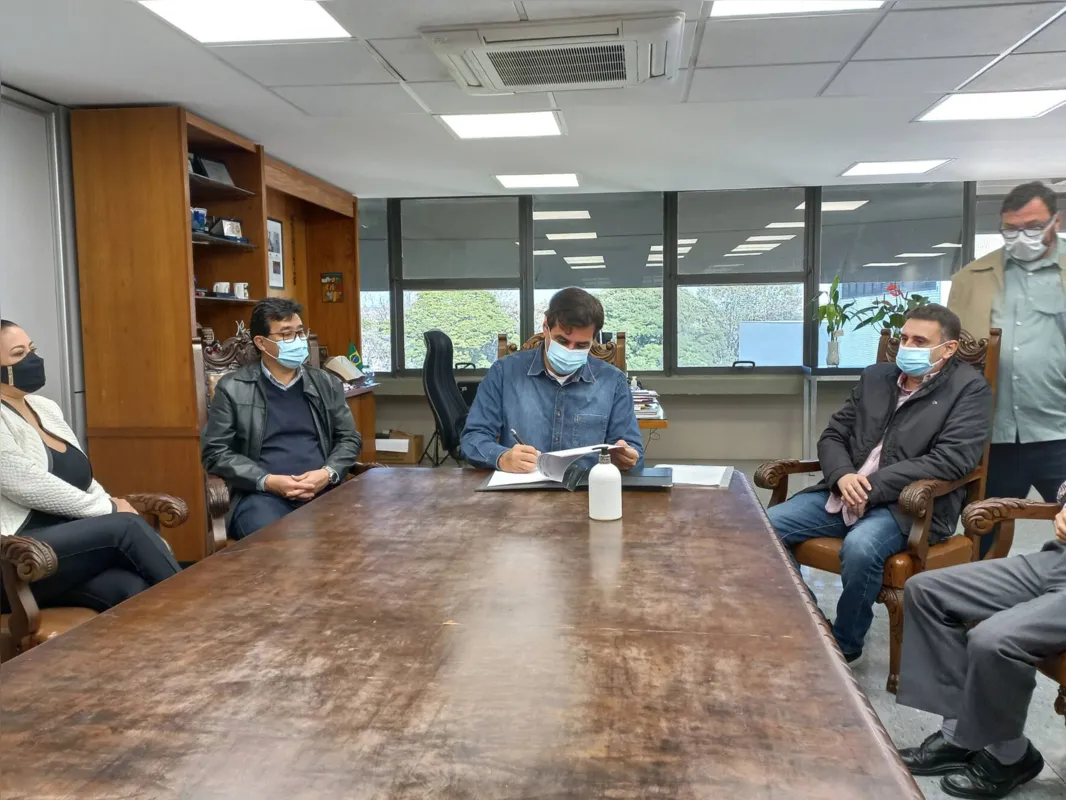 Projeto de lei foi sancionado pelo prefeito no gabinete