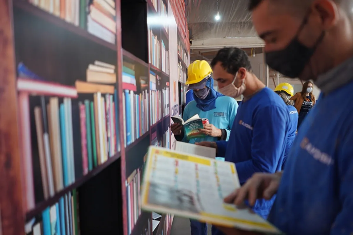 Cantinho da Leitura é montado nos canteiros de obras da construtora, sendo que os funcionários podem levar os livros e demais publicações também para casa