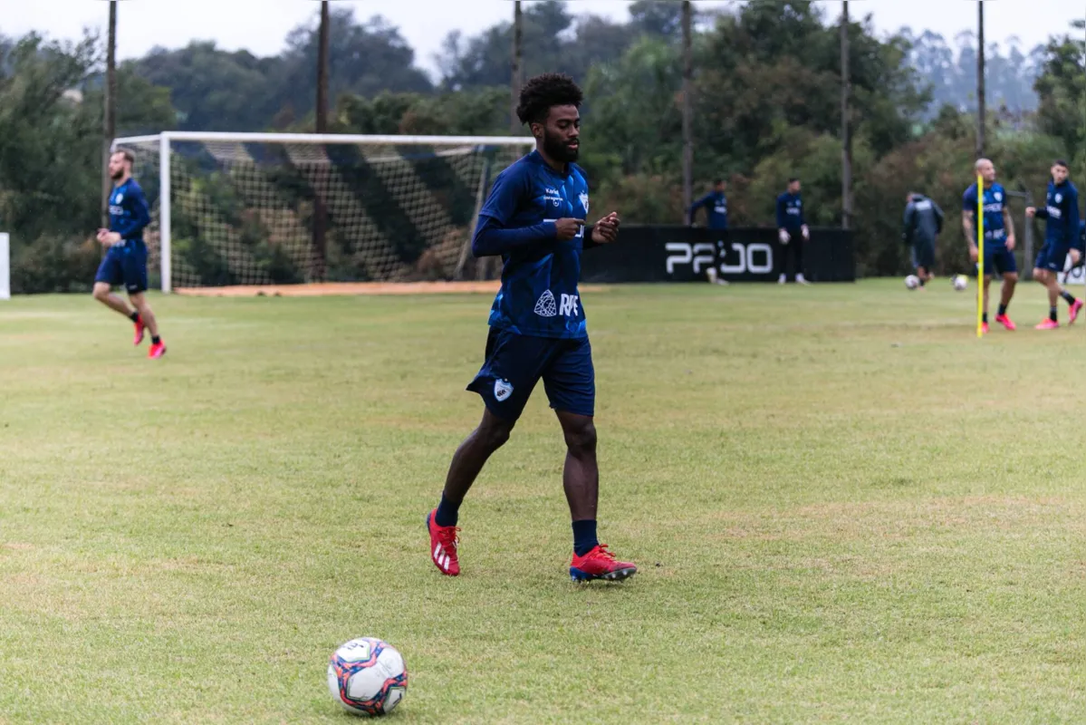 Depois de dois jogos no banco, Luiz Henrique deve voltar a ser titular no LEC diante do Confiança