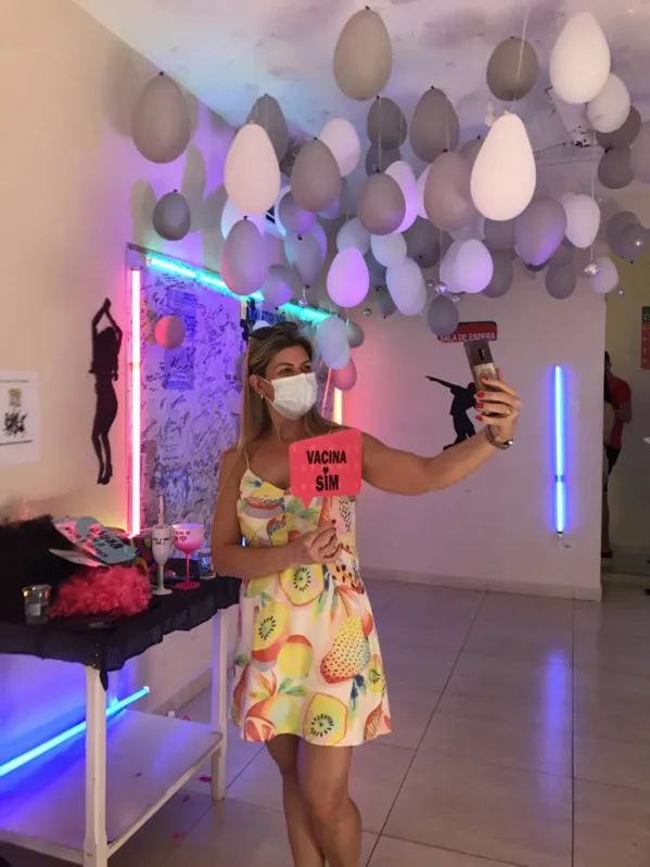 Fabiana Moreira tomou a segunda dose da vacina: "Eu adorei. Não fui para a balada, mas vim para a matinê"