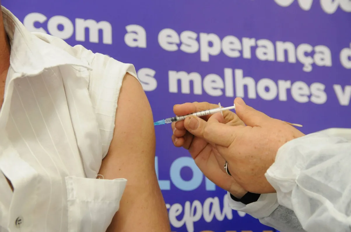 Imagem ilustrativa da imagem Londrina completa seis meses de vacinação com redução de índices