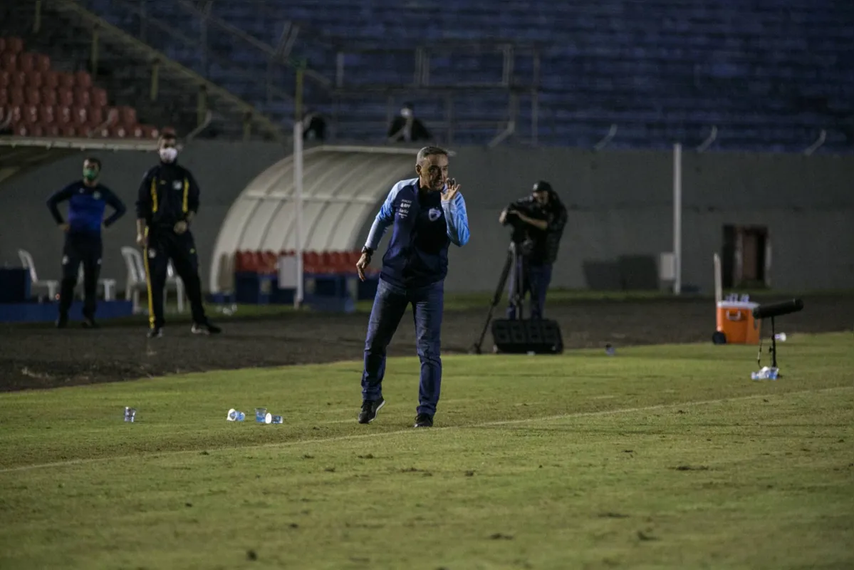 Imagem ilustrativa da imagem Londrina confirma demissão de Roberto Fonseca