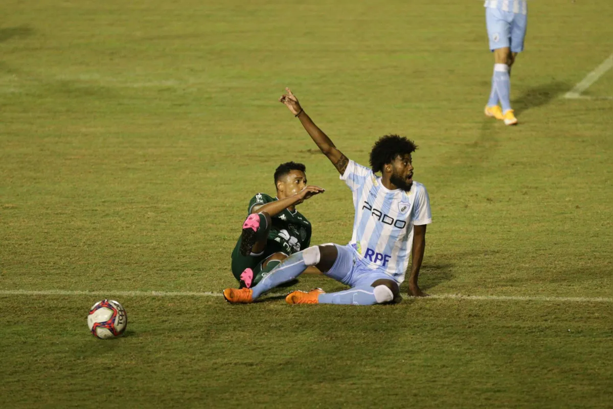 Imagem ilustrativa da imagem Londrina perde para o Guarani e afunda na Série B