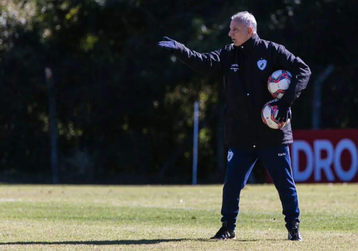 O técnico Márcio Fernandes deu a entender que Caprini pode ser o titular no lugar de Gegê. 
