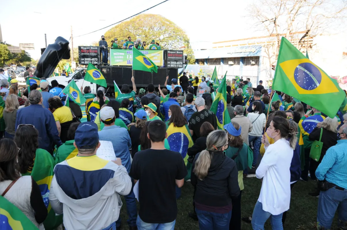 Em Londrina, manifestantes traziam a bandeira do Brasil 