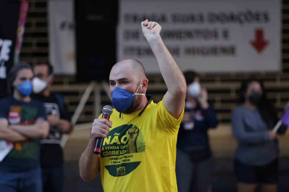 "Que contradição. Tem dinheiro para milícia, mas não para a Educação", fez coro.